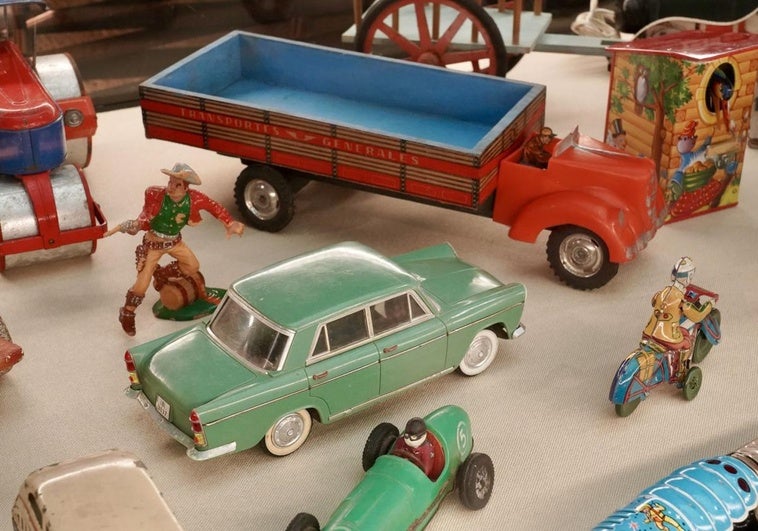 Una viaje a la infancia con una exposición pionera en León de 200 juguetes antiguos